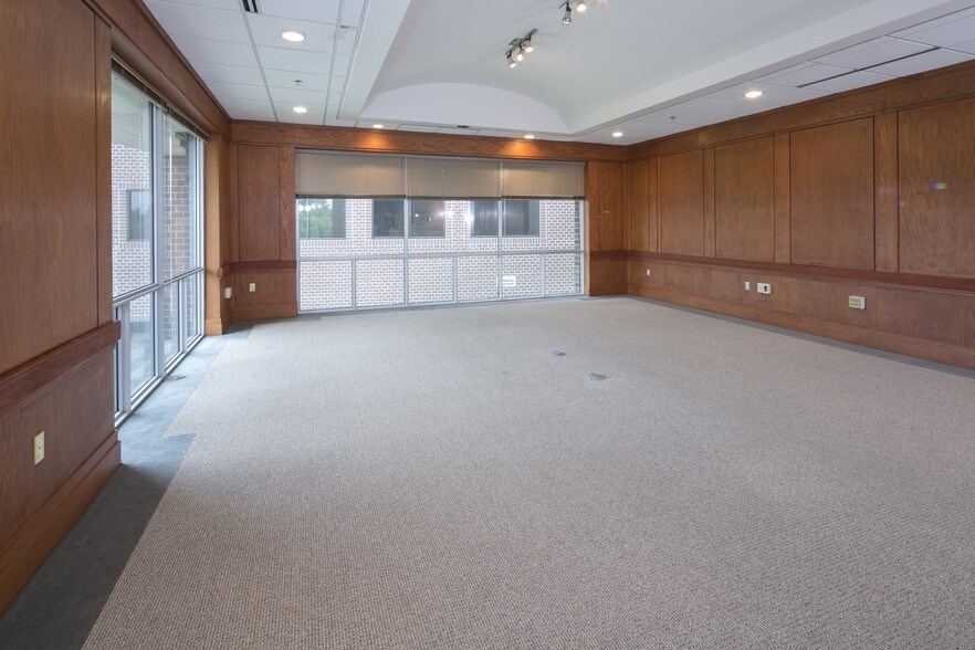 More Photos Of 910 W Basin Rd, New Castle Unknown For Lease