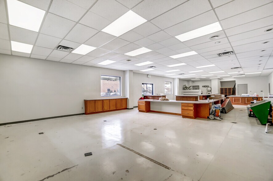 More Photos Of 413-419 N Main St, Findlay Showroom For Sale