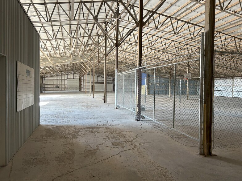 More Photos Of 2086 Oil Mill Rd, Pecos Warehouse For Lease