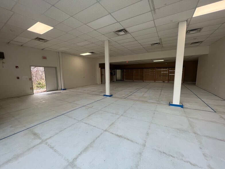 More Photos Of 42 Worcester St, Natick Freestanding For Lease