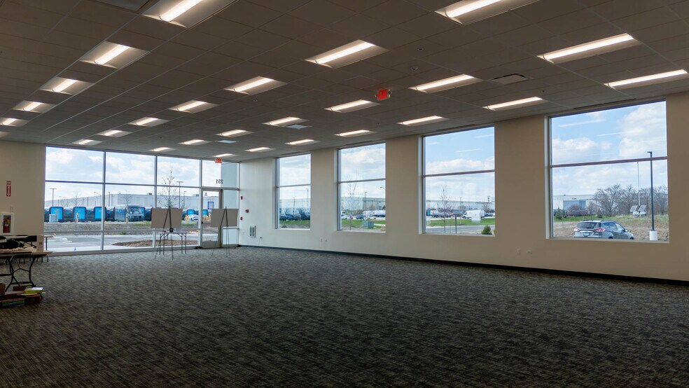 More Photos Of 251 S Pinnacle Dr, Romeoville Distribution For Lease