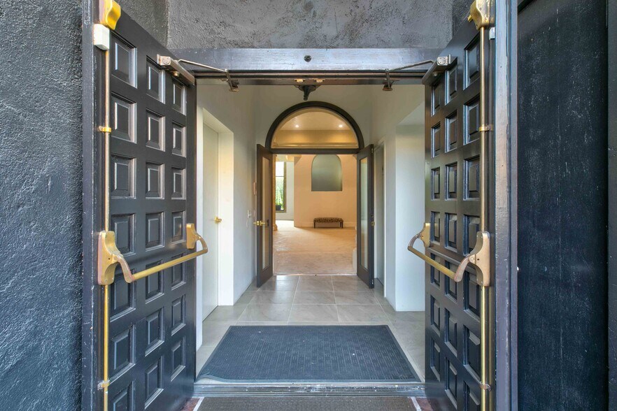More Photos Of 210 S Kenwood St, Glendale Loft Creative Space For Lease