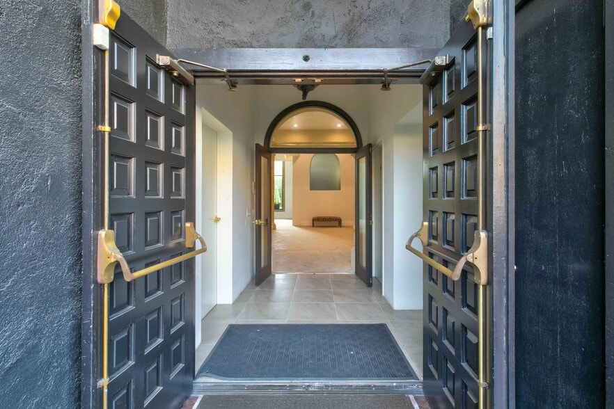 More Photos Of 210 S Kenwood St, Glendale Loft Creative Space For Lease