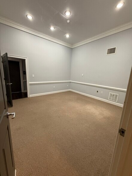 More Photos Of 7 Brendan Way, Greenville Storefront Retail Office For Lease