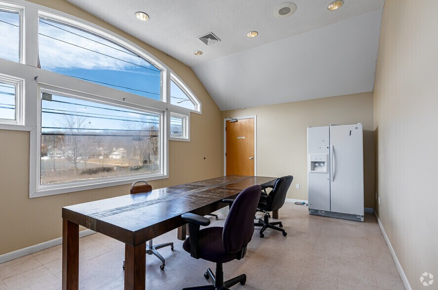 More Photos Of 169 Middle St, Bristol Medical For Sale