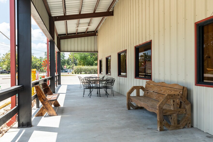 More Photos Of 714 N Main St, Sweeny Restaurant For Sale