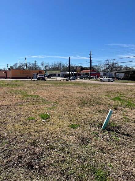 More Photos Of 1812 N Main St, Baytown Storefront For Lease