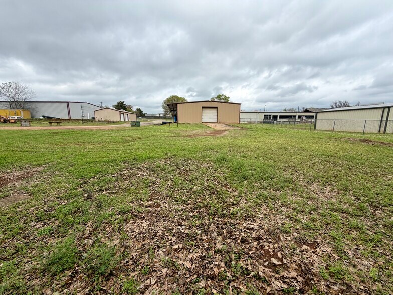 More Photos Of 2000 E Murchison St, Palestine Light Manufacturing For Sale