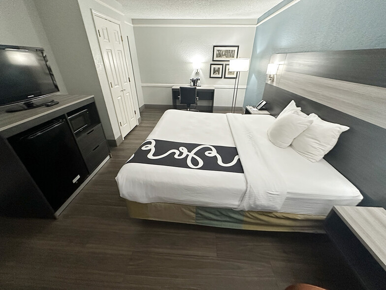 More Photos Of 7603 N Navarro St, Victoria Hotel For Sale