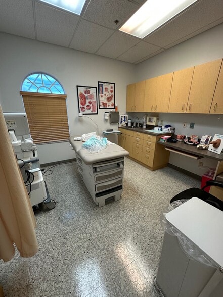 More Photos Of 842 Sunset Lake Blvd, Venice Medical For Lease