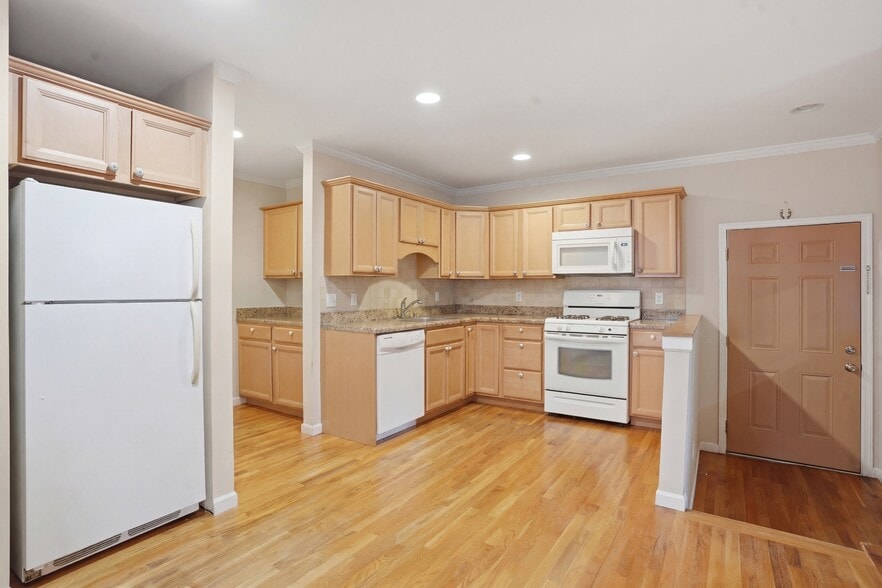 More Photos Of 106 Newport Bridge Rd, Warwick Multifamily For Sale