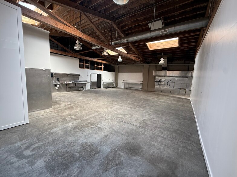 More Photos Of 1632 NW Thurman St, Portland Showroom For Sale