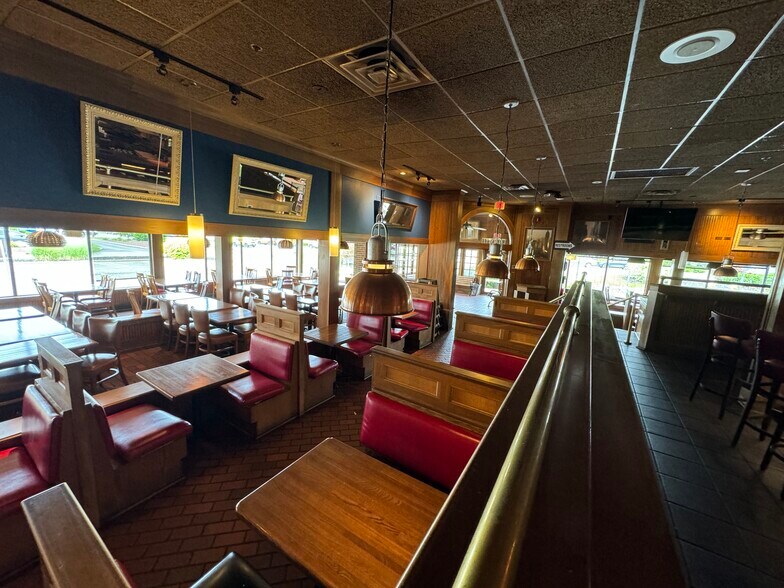 More Photos Of 7814 Reynolds Rd, Mentor Restaurant For Lease