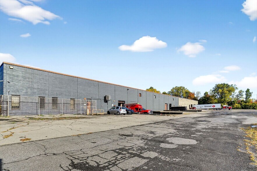 More Photos Of 3435 Boul Pitfield, Montréal Distribution For Lease