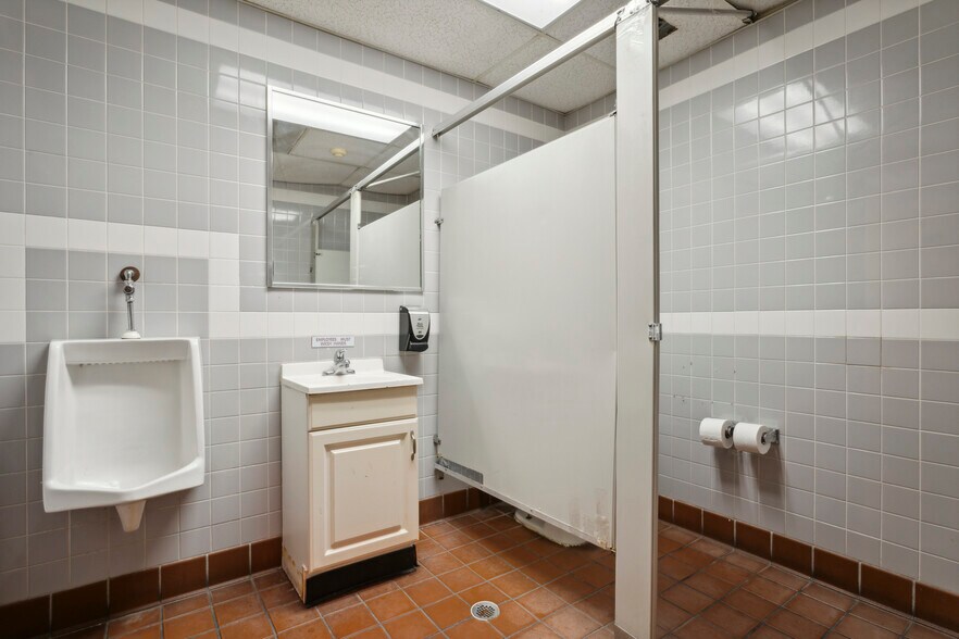 More Photos Of 1900 S Christopher Columbus Blvd, Philadelphia Freestanding For Sale