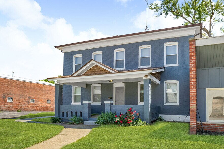 More Photos Of 302 N High St, Belleville Freestanding For Sale