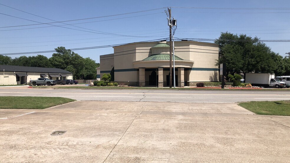 Primary Photo Of 116 N Highway 77, Waxahachie Freestanding For Sale
