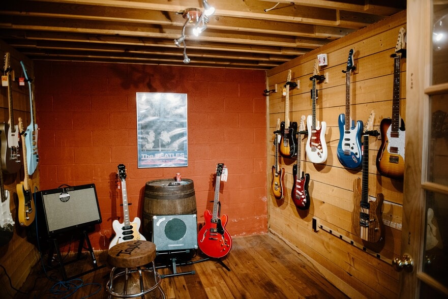 More Photos Of 920 S Chapman St, Greensboro Storefront For Sale