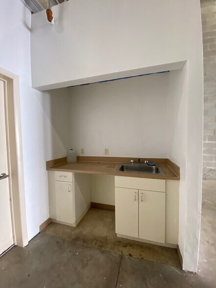 More Photos Of 11379-11399 NW 122nd St, Medley Warehouse For Sale