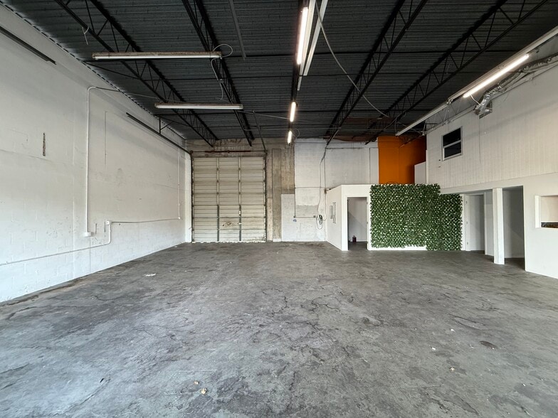 More Photos Of 1717 W Kennedy Blvd, Tampa Warehouse For Sale