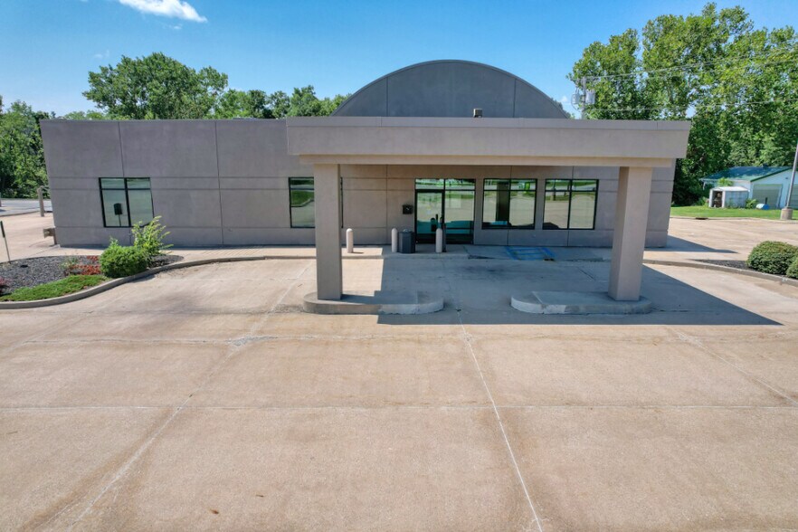 More Photos Of 1040 N 18th St, Centerville Medical For Sale