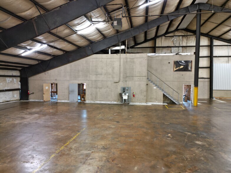 More Photos Of 158 American Way, Madison Distribution For Lease