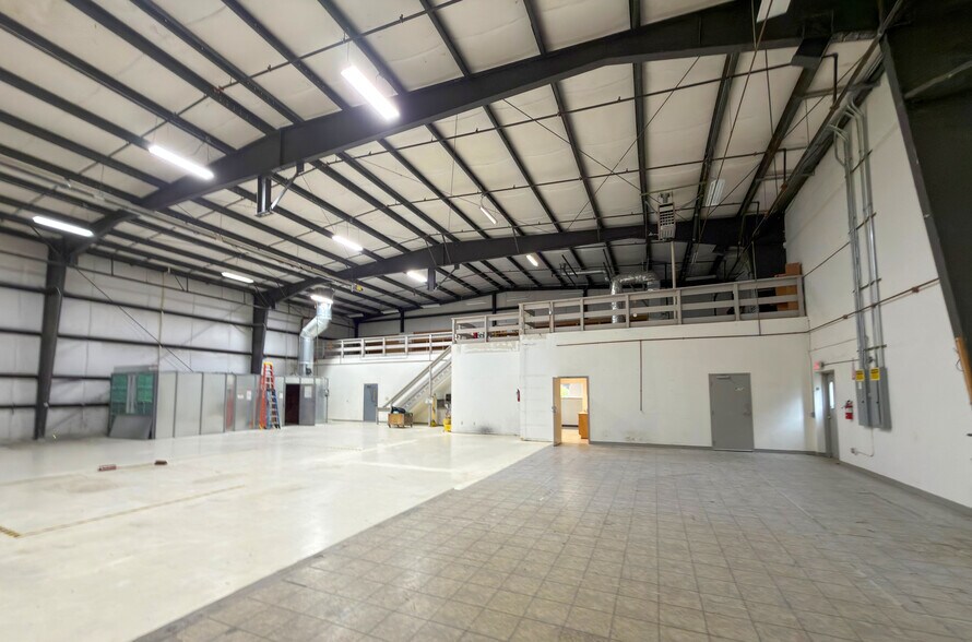More Photos Of 90451 Boeing Dr, Eugene Airplane Hangar For Sale