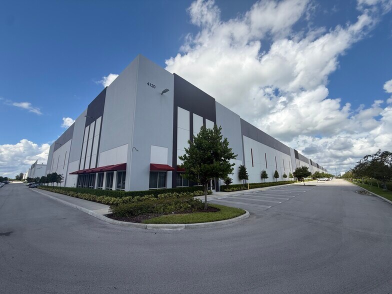 More Photos Of 3980 W 104th St, Hialeah Unknown For Lease