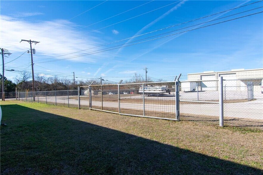 More Photos Of 500 Southland Dr, Burnet Flex For Lease