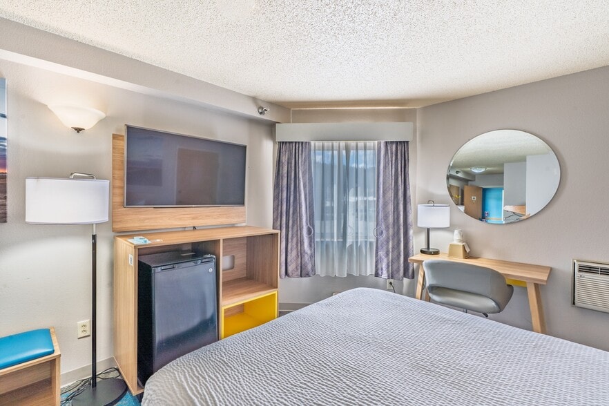 More Photos Of 519 Crook St, Custer Hotel For Sale