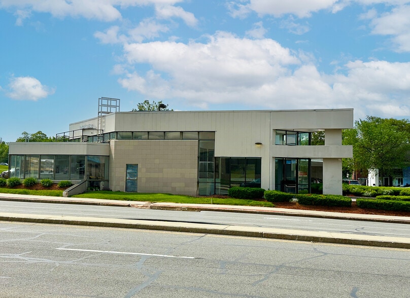 Primary Photo Of 620 Elm St, Manchester Bank For Sale