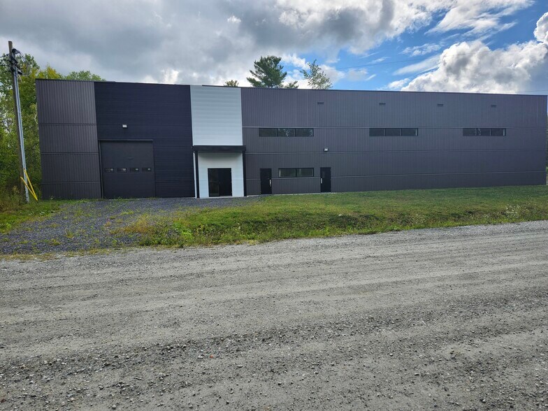 More Photos Of 425 Rue Yamaska, Waterloo Warehouse For Sale