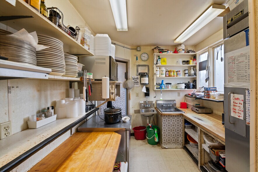 More Photos Of 1689 Day St, Greenleaf Restaurant For Sale