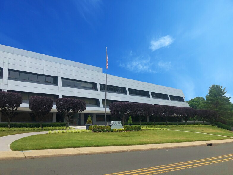 More Photos Of 1 Sound Shore Dr, Greenwich Office For Lease