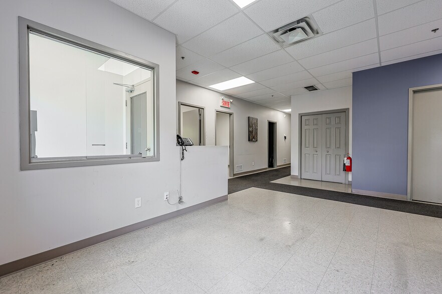 More Photos Of 780 Rue Georges-Cros, Granby Distribution For Lease