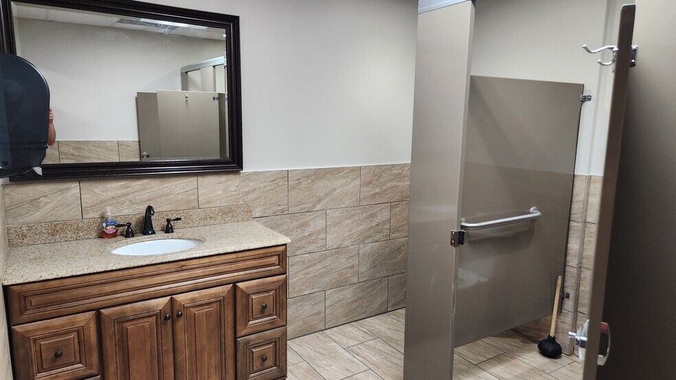 More Photos Of 4835 S Fulton Ave, Tulsa Medical For Lease