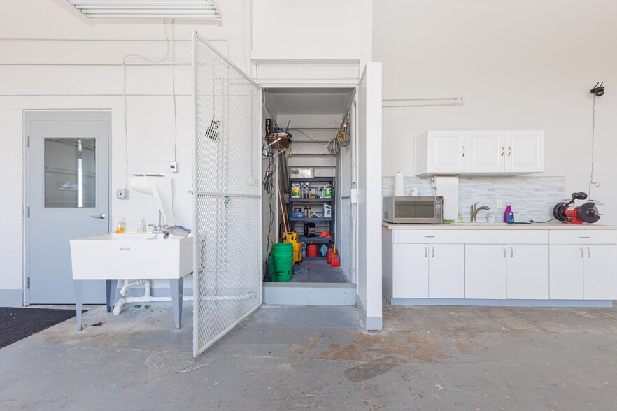 More Photos Of 5513 N Oxford St, Indianapolis Showroom For Lease