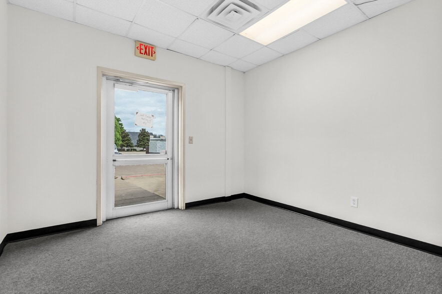 More Photos Of 1801 Precinct Line Rd, Hurst Medical For Lease