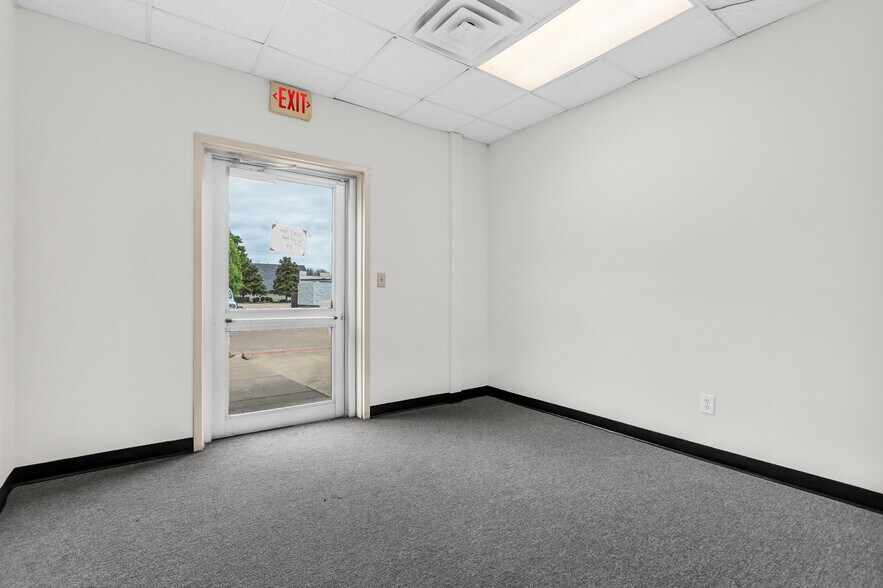 More Photos Of 1801 Precinct Line Rd, Hurst Medical For Lease