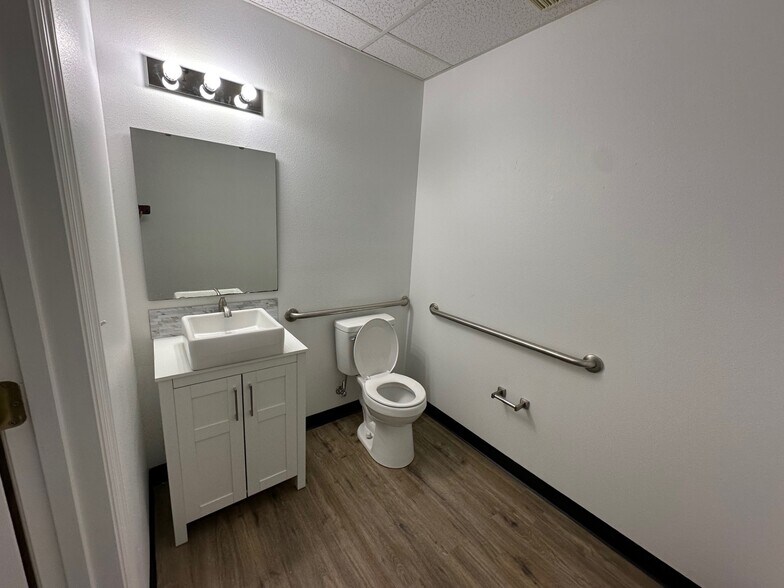 More Photos Of 1959 Barber Rd, Sarasota Warehouse For Sale