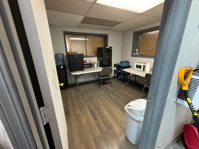 More Photos Of 1304 Rath Ave, Dodge City Distribution For Sale