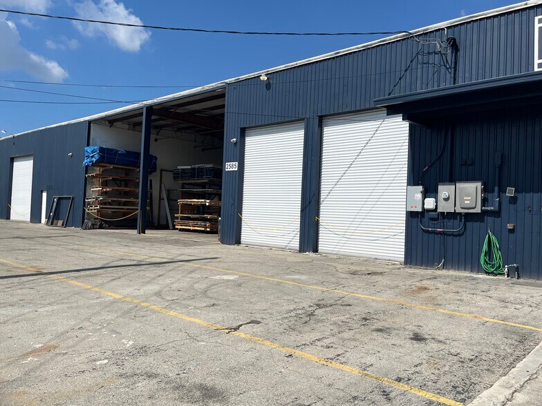 More Photos Of 2585 4th St, Fort Myers Warehouse For Lease