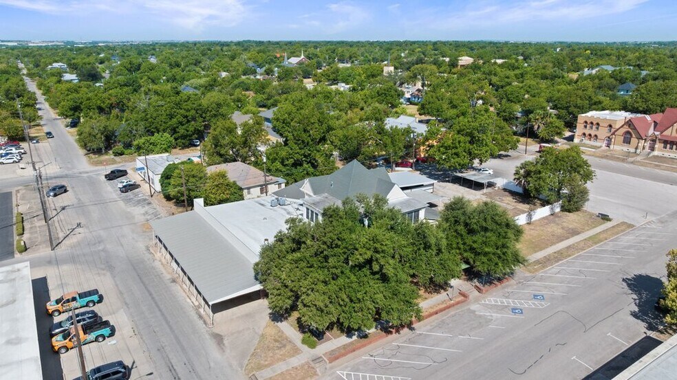 More Photos Of 503 Talbot St, Taylor Funeral Home For Sale