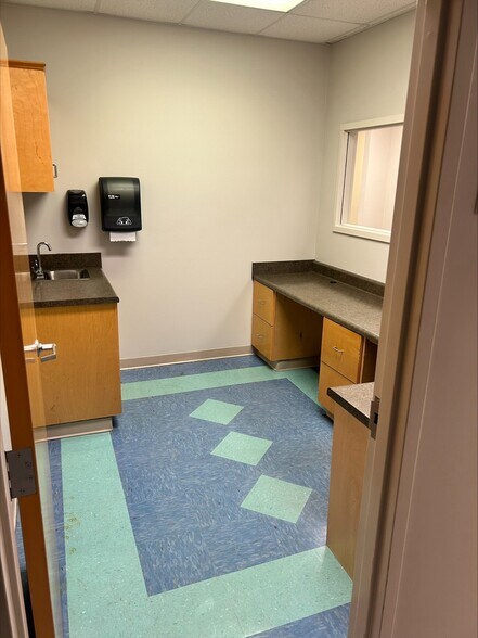 More Photos Of 4301 University Pky, Evans Medical For Lease