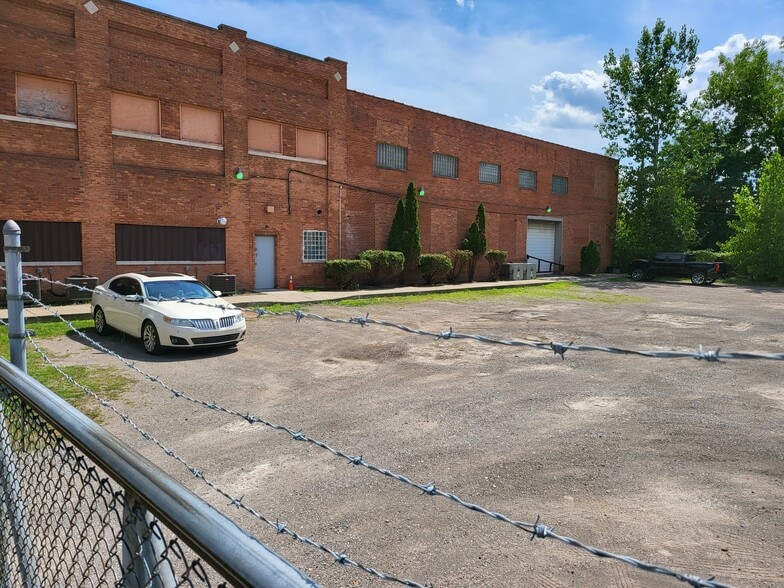 More Photos Of 139 S Summit St, Detroit Warehouse For Sale
