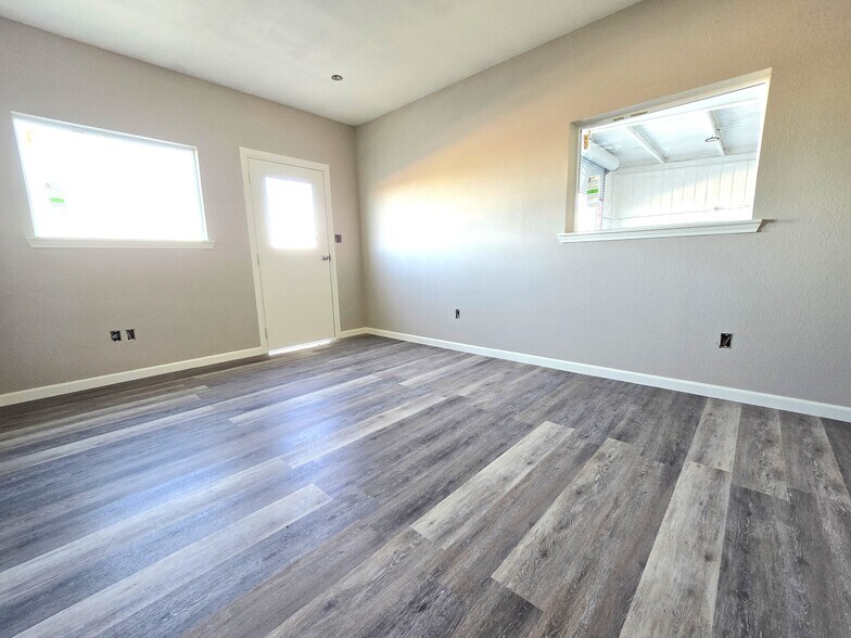 More Photos Of 6366-6414 FM 1715, Lampasas Flex For Lease