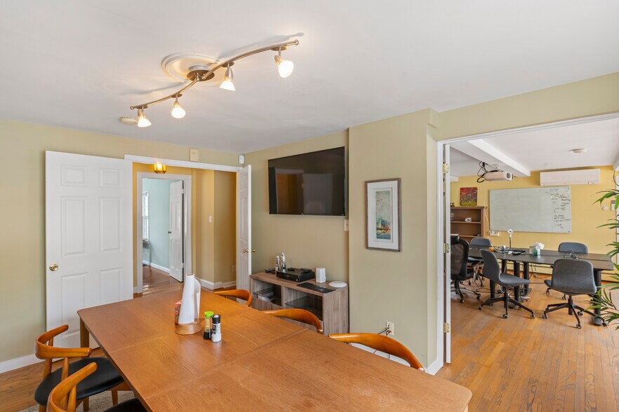 More Photos Of 4235 Chain Bridge Rd, Fairfax Office For Sale