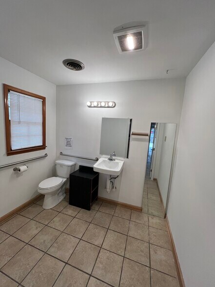 More Photos Of 526-530 Lyle Cir, Lawrenceville Light Manufacturing For Sale