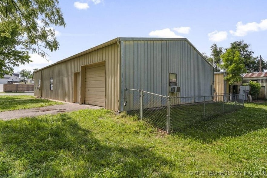 More Photos Of 423 S Hazel St, Grove General Retail For Sale