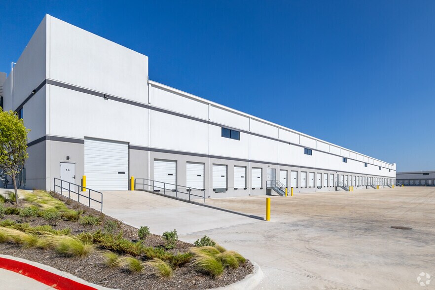 More Photos Of 4536 W Royal, Irving Warehouse For Lease